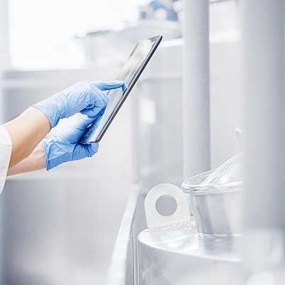 Expert using bioprocess data analytics in a pharmaceutical development environment.