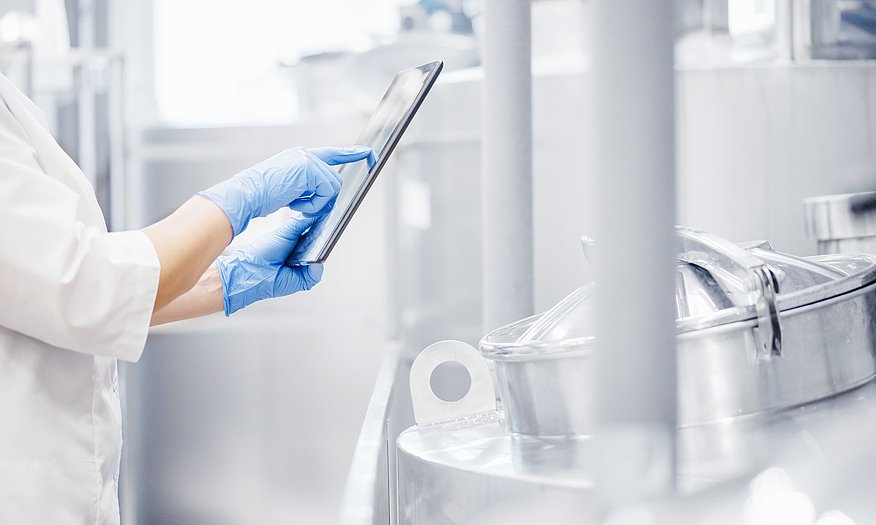 Expert using bioprocess data analytics in a pharmaceutical development environment.