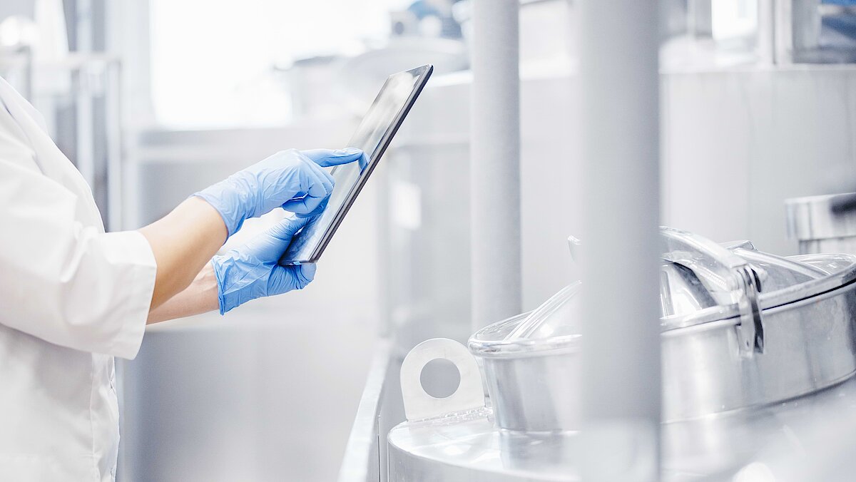 Expert using bioprocess data analytics in a pharmaceutical development environment.